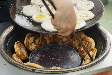 中国四川成都彭州军屯锅盔小吃店制作锅魁