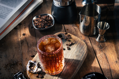 木桌上的一杯冰咖啡