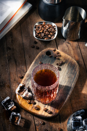 木桌上的一杯手冲美式