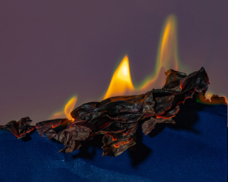 燃烧的蓝色纸张