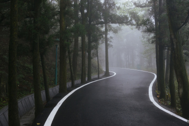 中国南岳衡山浓雾弥漫的山间道路