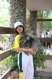 澳大利亚峡谷野生动物园抱着考拉的女人肖像
