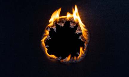 燃烧的黑色纸张