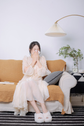 居家生活的亚洲美女