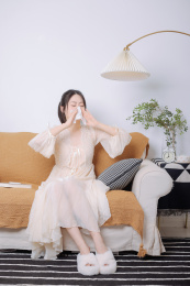 居家生活的亚洲美女