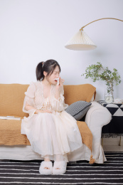 居家生活的亚洲美女