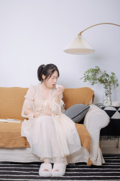居家生活的亚洲美女