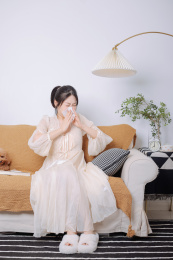 居家生活的亚洲美女