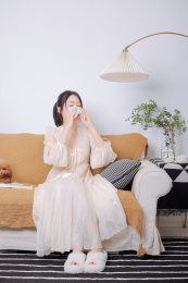 居家生活的亚洲美女