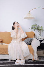 居家生活的亚洲美女