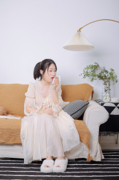 居家生活的亚洲美女