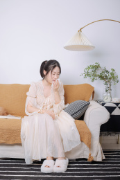 居家生活的亚洲美女