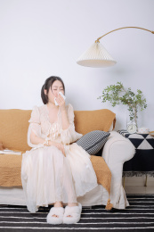 居家生活的亚洲美女