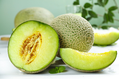 浅底上放着切开的海南网纹蜜瓜