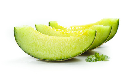 白底上放着切开的玫珑蜜瓜