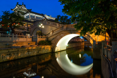 广州粤剧艺术博物馆月亮桥和永庆坊夜景