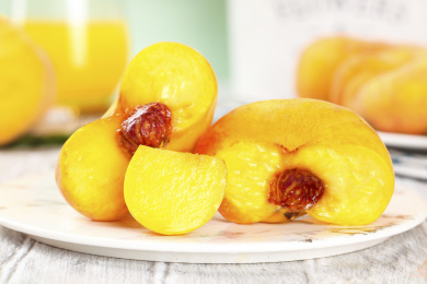 盘子里装着掰开的黄金蟠桃