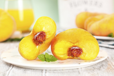 盘子里装着掰开的黄金蟠桃