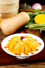 木底上放着一盘清蒸南瓜