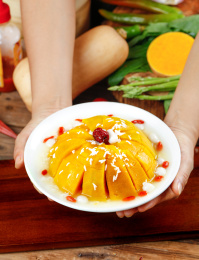 手端一盘清蒸南瓜