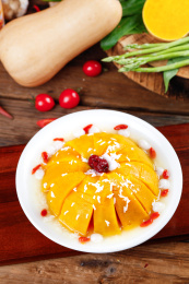 木底上放着一盘清蒸南瓜