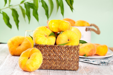 木底上放着一筐黄金蟠桃