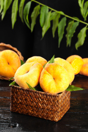 黑底上放着一筐黄金蟠桃