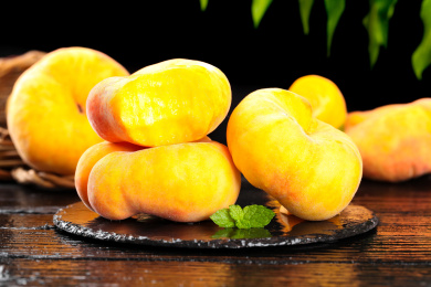 黑石板上的黄金扁桃