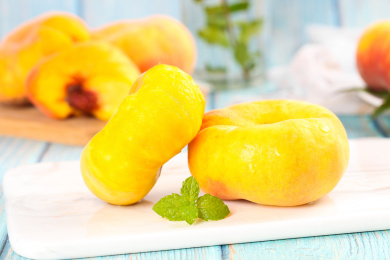 白石板上放着黄肉蟠桃