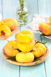 蓝底上放着一盘黄金蟠桃