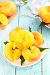 蓝底上放着一盘黄扁桃