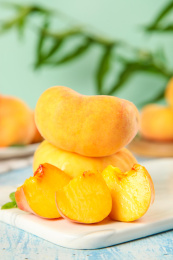 石板上放着切开的黄金扁桃