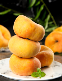 石板上放着一盘黄金边桃