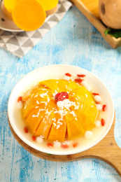 蓝底上放着一盘汤圆蒸南瓜