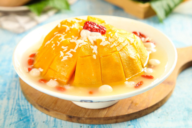 蓝底上放着一盘汤圆蒸南瓜