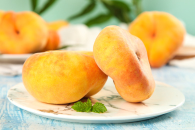 蓝底上放着一盘黄金蟠桃