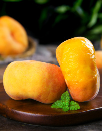 木板上的黄金扁桃