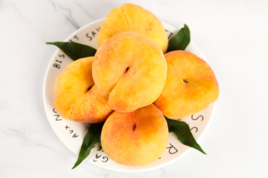 石板上放着一盘黄肉蟠桃