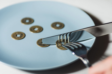 餐盘中的铜制古钱币经济创意