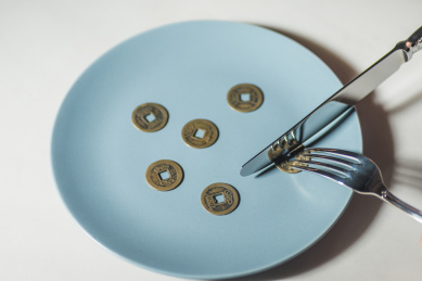 餐盘中的铜制古钱币经济创意