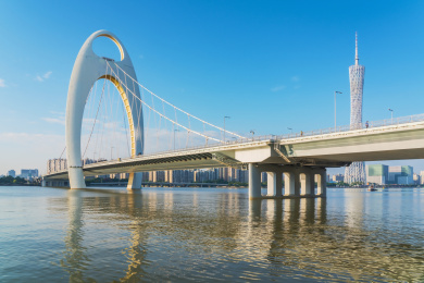 中国广东省广州市城市建筑和桥梁和珠江风光