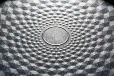 覆盖有不粘涂层的钻石纹理煎盘特写