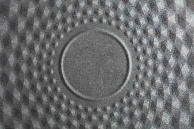 覆盖有不粘涂层的钻石纹理煎盘特写