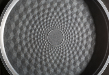 覆盖有不粘涂层的钻石纹理煎盘特写