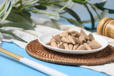 桌面上的盘子里的香气四溢的塔香