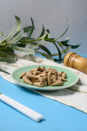 桌面上的盘子里的香气四溢的塔香