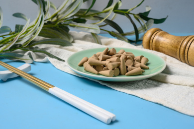 桌面上的盘子里的香气四溢的塔香