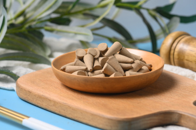 桌面上的盘子里的香气四溢的塔香