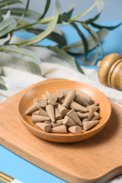 桌面上的盘子里的香气四溢的塔香