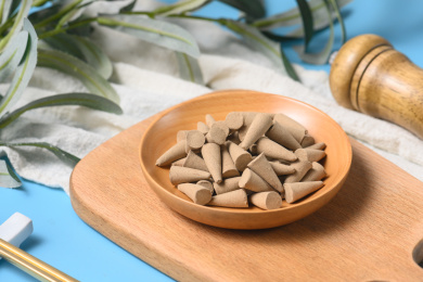 桌面上的盘子里的香气四溢的塔香